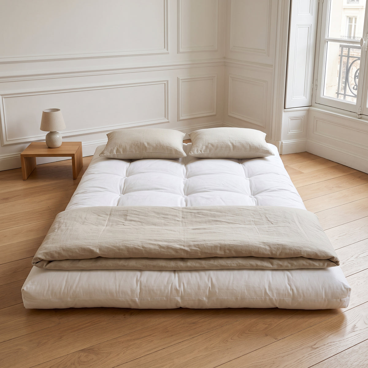 Futon japonais 2 places posé au sol dans une chambre