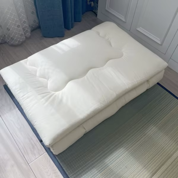 Futon coton plié posé sur un tatami