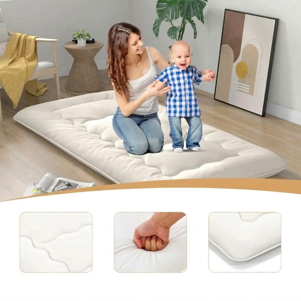 Futon de voyage pliable déplié au sol, maman et bébé, détails de la housse