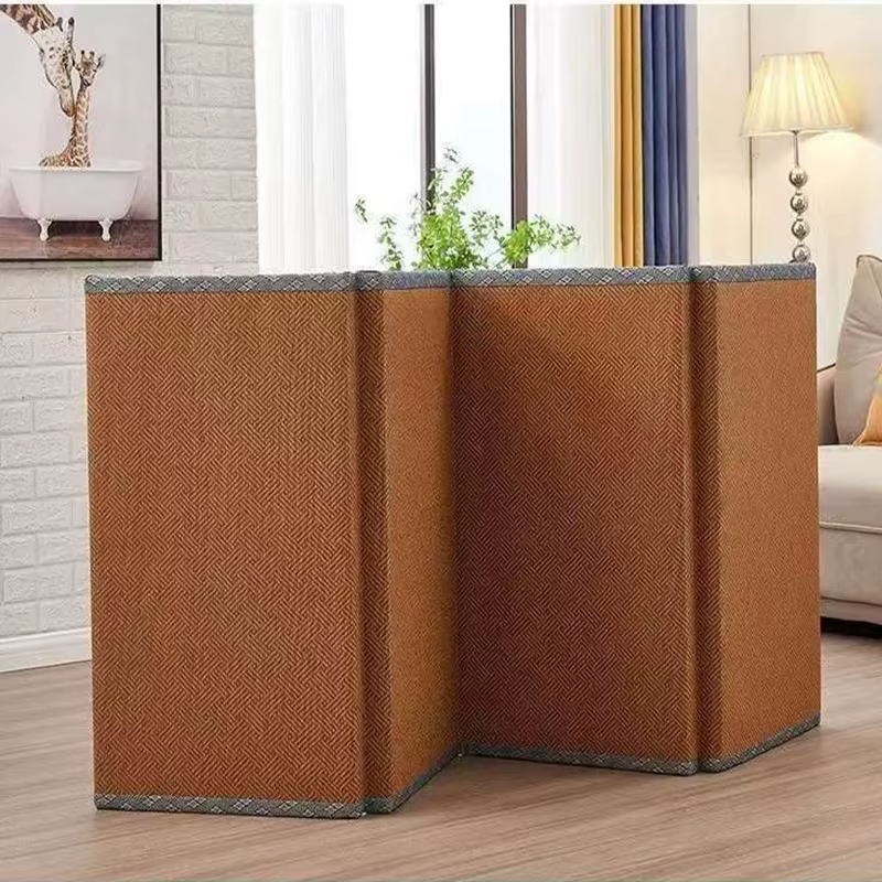Tatami pliable rotin et coco déplié et posé debout